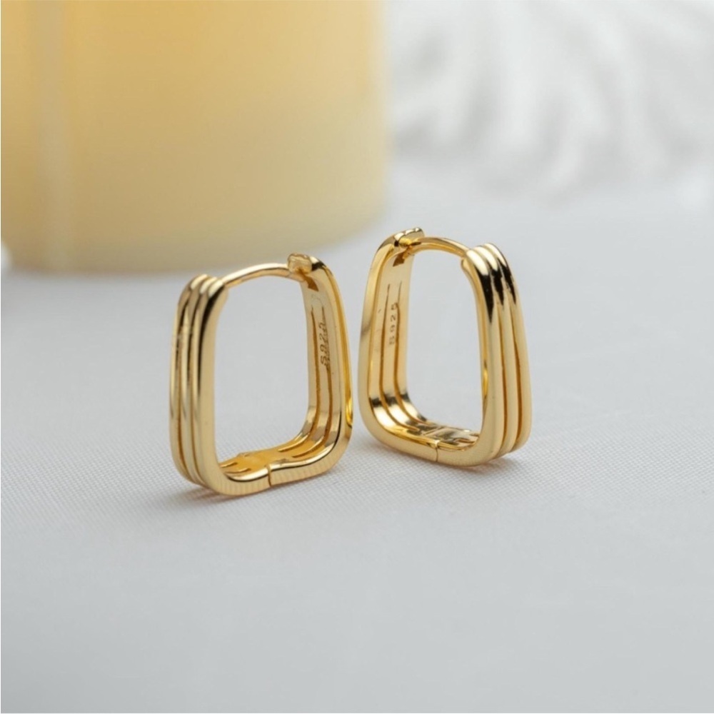 Chic Gold Square Hoop Earrings